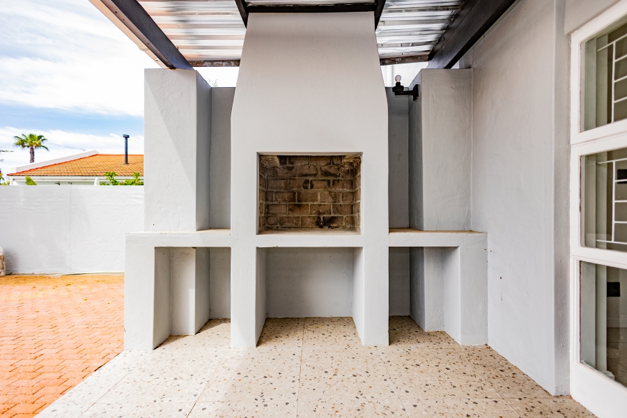 4 Bedroom Property for Sale in Bloubergrant Western Cape